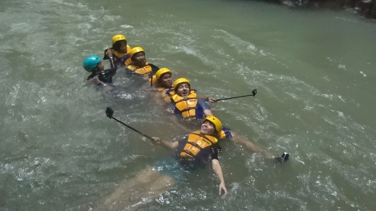 Celebrity on Vacation kembali seru-seruan bersama Michelle Joan dan Aliff Alli Khan di Pangandaran&comma; Jawa Barat&period; Penasaran&quest; Cek foto mereka di sini&period;
