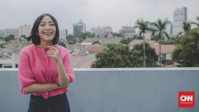 Berangkat dari rasa cinta kepada anak, penyanyi Rinni Wulandari memutuskan menjadikan 'Stay' sebagai lagu cinta yang lebih universal.