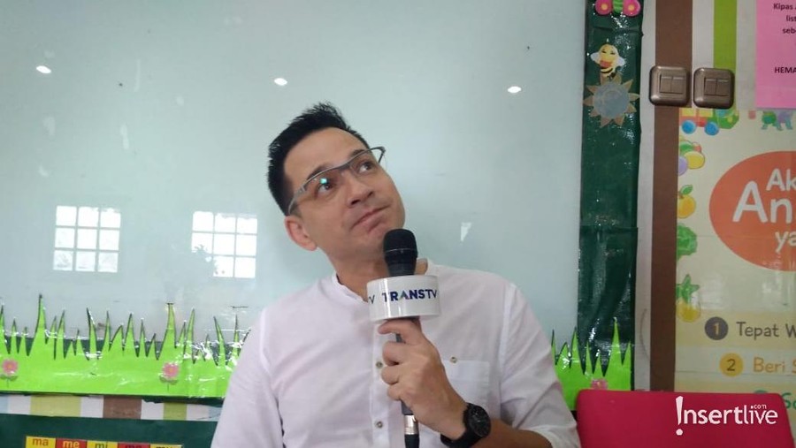 Ari Wibowo menceritakan suka duka menekuni dunia hiburan di Indonesia. 