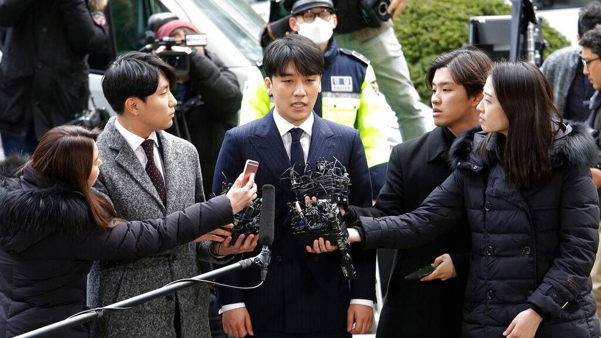 Seungri dan Jung Joon Young memenuhi panggilan kepolisian untuk menjalani pemeriksaan atas kasus yang menjerat mereka&period; Keduanya meminta maaf sambil membungkuk&period; 