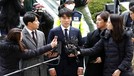 Seungri dan Jung Joon Young Membungkuk Minta Maaf Seungri dan Jung Joon Young memenuhi panggilan kepolisian untuk menjalani pemeriksaan atas kasus yang menjerat mereka. Keduanya meminta maaf sambil membungkuk.
