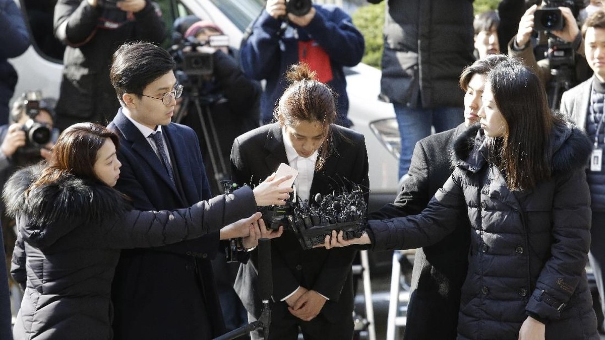 Seungri dan Jung Joon Young memenuhi panggilan kepolisian untuk menjalani pemeriksaan atas kasus yang menjerat mereka&period; Keduanya meminta maaf sambil membungkuk&period; 