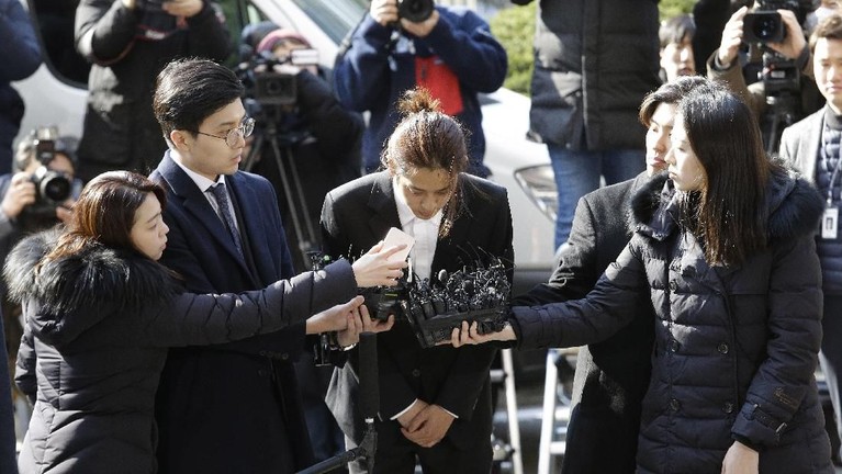 Seungri dan Jung Joon Young memenuhi panggilan kepolisian untuk menjalani pemeriksaan atas kasus yang menjerat mereka. Keduanya meminta maaf sambil membungkuk. 