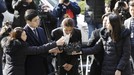 Seungri dan Jung Joon Young Membungkuk Minta Maaf Seungri dan Jung Joon Young memenuhi panggilan kepolisian untuk menjalani pemeriksaan atas kasus yang menjerat mereka. Keduanya meminta maaf sambil membungkuk.