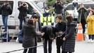 Seungri dan Jung Joon Young Membungkuk Minta Maaf Seungri dan Jung Joon Young memenuhi panggilan kepolisian untuk menjalani pemeriksaan atas kasus yang menjerat mereka. Keduanya meminta maaf sambil membungkuk.