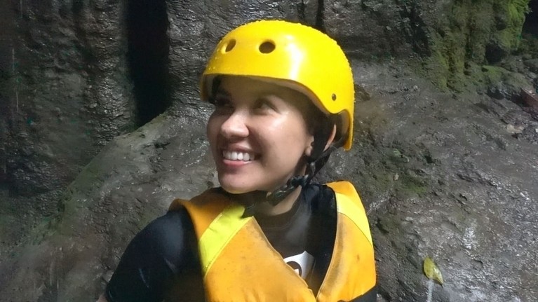 Celebrity on Vacation kembali seru-seruan bersama Michelle Joan dan Aliff Alli Khan di Pangandaran, Jawa Barat. Penasaran? Cek foto mereka di sini.