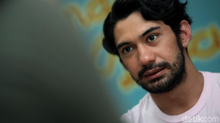 Reza Rahadian saat mempromosikan film terbarunya 'My Stupid Bos 2'.
