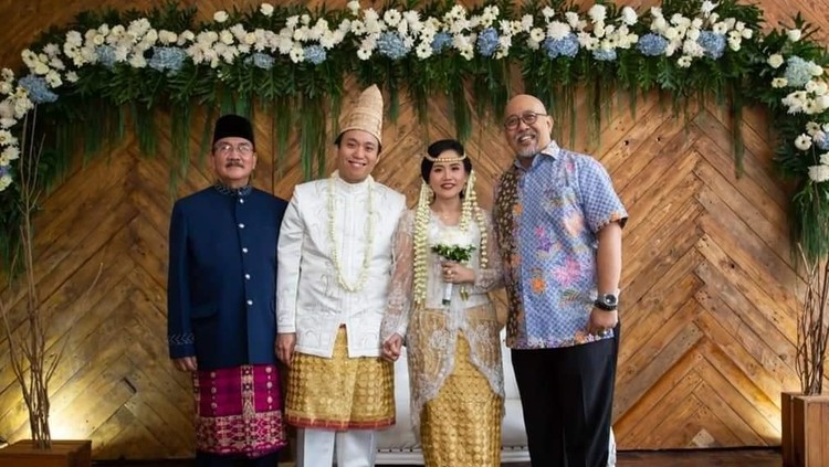 Indro Warkop sudah dianggap sebagai sosok bapak pengganti oleh anak-anak almarhum Dono.