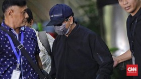 Tiba di KPK, Romi Tertunduk Lesu dengan Muka Ditutup Masker