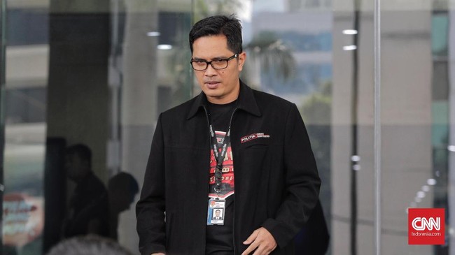 KPK tetap melakukan pengusutan kasus dugaan korupsi BLBI dengan memeriksa sejumlah saksi, salah satunya eks Menteri BUMN Laksamana Sukardi.