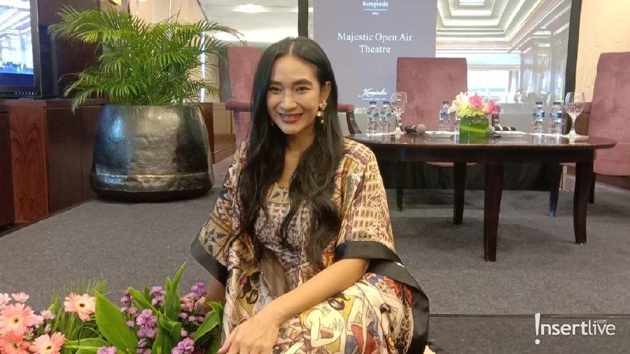 Happy Salma mengakui bahwa ia sudah jatuh cinta dengan seni dan sastra. Bagi ibu dua orang anak ini, hatinya telah memilih dua hal itu.