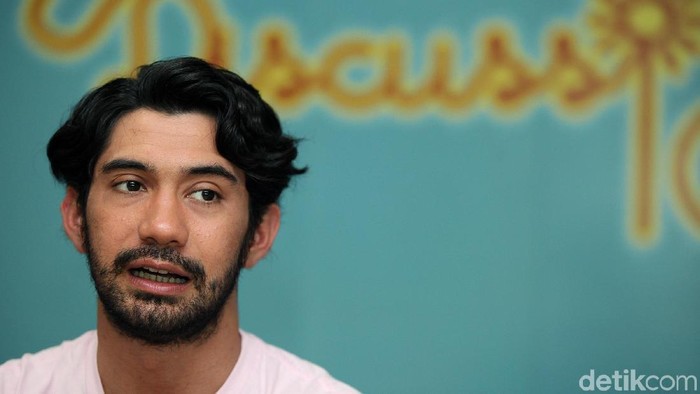 Reza Rahadian saat mempromosikan film terbarunya 'My Stupid Bos 2'.