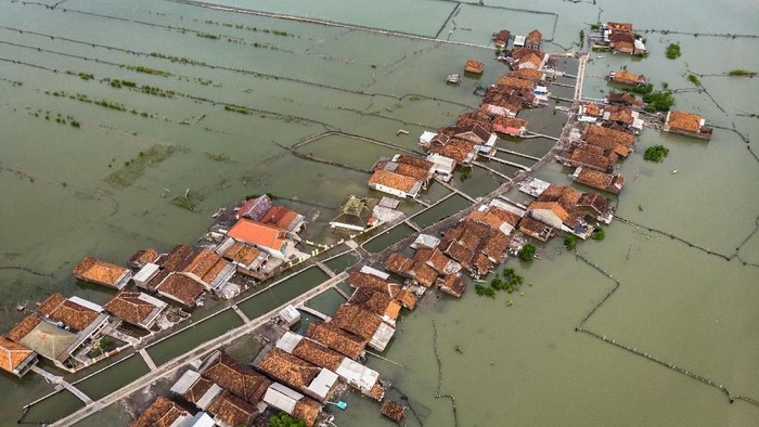 Warga berziarah di tempat pemakaman umum yang terendam air laut akibat abrasi di Desa Timbulsloko, Sayung, Demak, Jawa Tengah, Kamis (14/3/2019). Abrasi yang mengikis garis pantai Kabupaten Demak sekitar tahun 1995 berdampak pada peralihan fungsi lahan setempat yang awalnya merupakan areal pertanian produktif berangsur menjadi tambak ikan dan sebagian kini telah menjadi perairan akibat kenaikan permukaan air laut disertai penurunan permukaan tanah mencapai sekitar 10 sentimeter per tahun. ANTARA FOTO/Aji Styawan/ama.