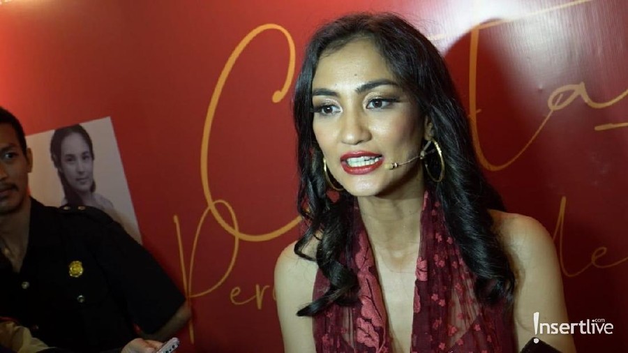 Atiqah Hasiholan ikut terlibat dalam pementasan teater dan konser musikal bertajuk 'Cinta Tak Pernah Sederhana'. Berikut kisahnya.