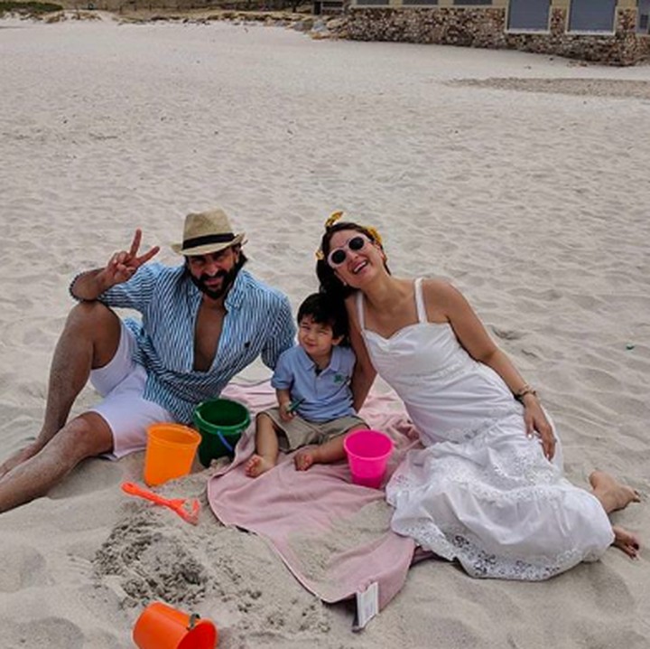 <p>Happy-nya Ayah Saif, Bunda Kareena, dan Thaimur menghabiskan waktu bersama dengan santai di pantai. (Foto: Instagram/ @kareena_queen)</p>