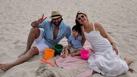 <p>Happy-nya Ayah Saif, Bunda Kareena, dan Thaimur menghabiskan waktu bersama dengan santai di pantai. (Foto: Instagram/ @kareena_queen)</p>