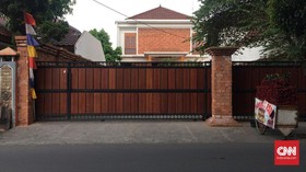 Rumah Romi di Kramat Jati Sepi, Pagar Tertutup Rapat