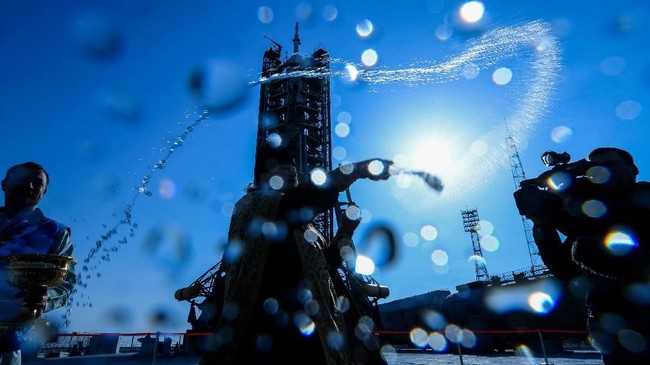 A Russian Orthodox priest blesses the Soyuz MS-12 spacecraft at the launch pad of the Russian-leased Baikonur cosmodrome on March 14, 2019. - The launch of the Soyuz MS-12 spacecraft, with members of the International Space Station (ISS) expedition 59/60, NASA astronauts Christina Hammock Koch and Nick Hague and Russian cosmonaut Alexey Ovchinin onboard, is scheduled to take place from the Baikonur cosmodrome on March 14. (Photo by Kirill KUDRYAVTSEV / AFP)