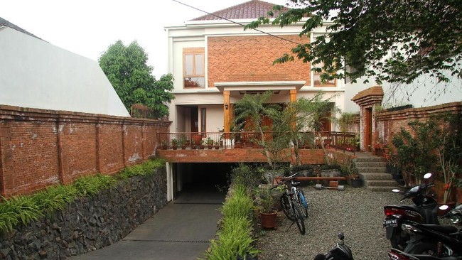 Penyidik KPK menyegel sejumlah ruangan di rumah Ketua Umum PPP Romahurmuziy di kawasan Batu Ampar, Kramatjati, Jakarta Timur.