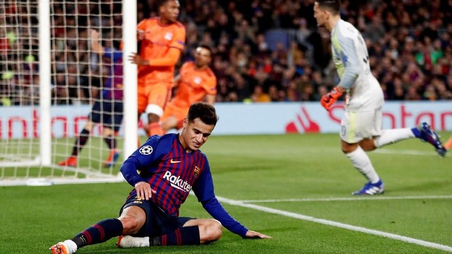 Philippe Coutinho diejek fan hingga akhirnya harus keluar lapangan karena cedera saat Barcelona mengalahkan Getafe 2-0 di Stadion Camp Nou.
