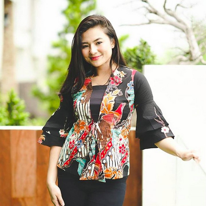 <p>Usai melahirkan, Erisca Rein sempat gemuk. Tapi, dia berhasil menurunkan 15 kg berat badannya dengan diet sehat, yaitu mengatur pola makan, rutin olahraga, dan istirahat yang cukup. (Foto: Instagram @eriskarein)</p>