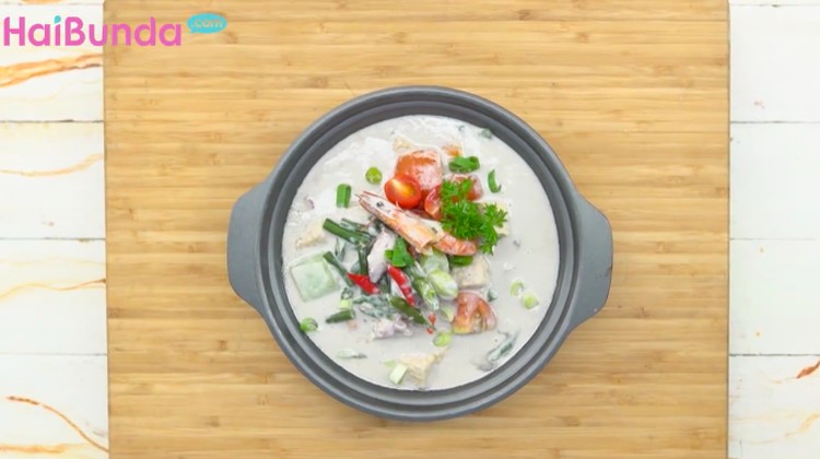 Akhir pekan ini, coba masak sepesial yuk untuk Ayah dan anak-anak di rumah. Coba buat lodeh seafood yang nampol di lidah yuk!