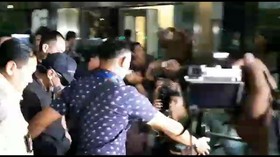VIDEO: Tiba di KPK, Romy Gunakan Topi dan Masker