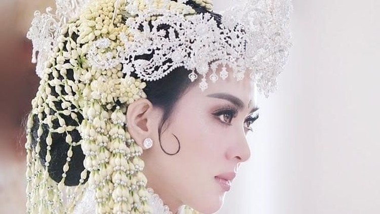 Syahrini ingin mengenakan perhiasan yang jauh dari keglamoran. Namun, menyimpan filosofi dalam sebelum membina rumah tangga bersama Reino Barack.