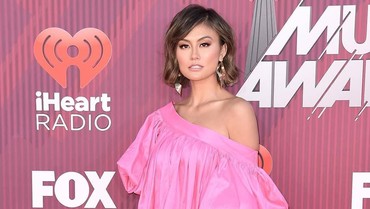 Kebanggaan Agnez Mo Raih Piala di iHeart Radio Music Awards