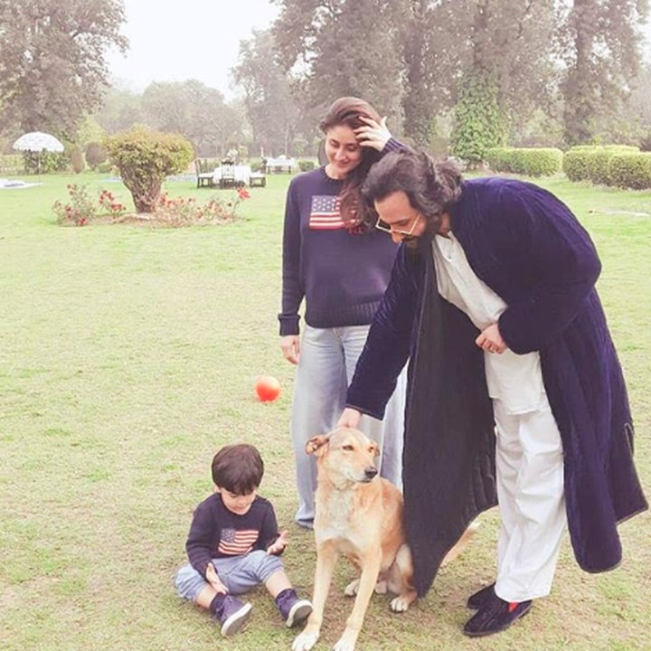 <p>Wah, ada yang lagi serius main sama ayah, bunda, dan anjing kesayangannya nih di taman. He-he-he. (Foto: Instagram/ @kareena_queen)</p>