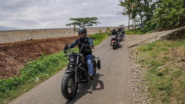 Sebanyak 20 pengguna motor Harley-Davidson dan BMW melakukan touring dengan mengangkat tema "Explore Central Java Cengkir Klopo Goes to Central Java".