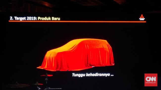 Karyawan dealer mencoba membenarkan bahwa model baru Eclipse Cross salah satu strategi MMKSI di Indonesia untuk tahun ini.
