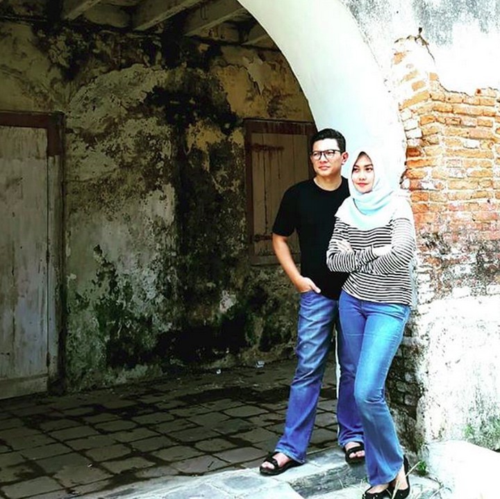 <p>Serius banget nih, lagi lihat apa sih? He-he-he. (Foto: Instagram @alfitodeannovagintings)  </p>