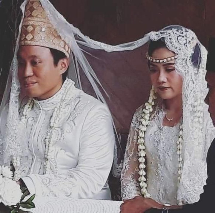 <p>Khidmat! Suasana akad nikah putra Dono Warkop, Damar Canggih Wicaksono dan Fauziah dengan busana pengantin serba putih. (Foto: Instagram @masari0)</p>