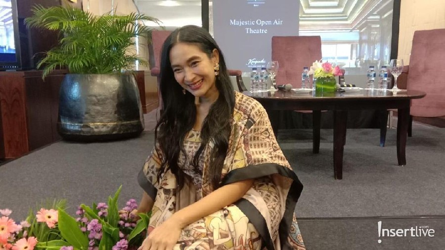 Happy Salma 6 Artis pindah agama karena mengikuti pasangannya.