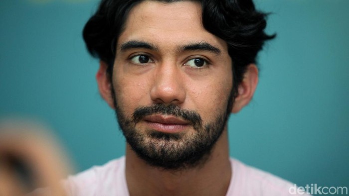 Reza Rahadian saat mempromosikan film terbarunya 'My Stupid Bos 2'.