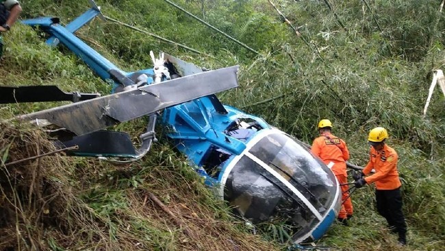 Setidaknya lima orang, termasuk anak di bawah umur, tewas dalam tabrakan antara helikopter dan pesawat ringan di Mallorca, Spanyol, Minggu (25/8).