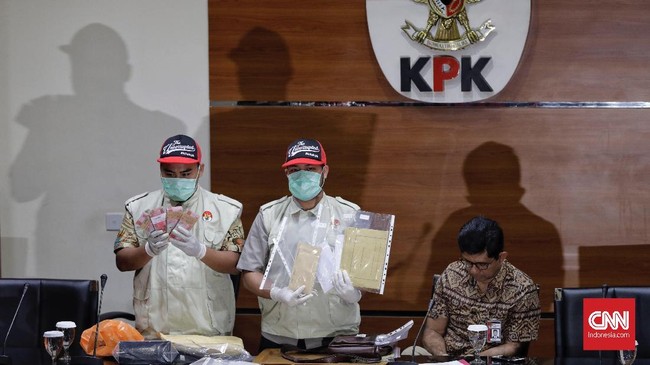 Jubir BPN Prabowo-Sandi, Suhendra Ratu mengatakan indikasi penurunan komitmen pemerintah dalam pemberantasan korupsi adalah banyaknya OTT yang dilakukan KPK.