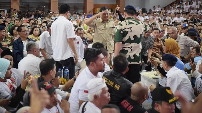 Calon presiden Prabowo berjalan dari podium lalu melakukan squat jump satu kali karena tidak bisa menyebut nama 84 jenderal.