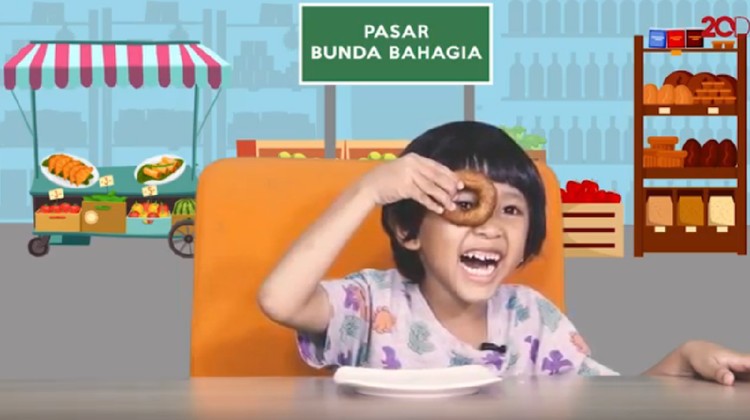 Reaksi anak saat melihat dan mencicipi jajanan pasar untuk pertama kali bikin gemas deh, Bun.