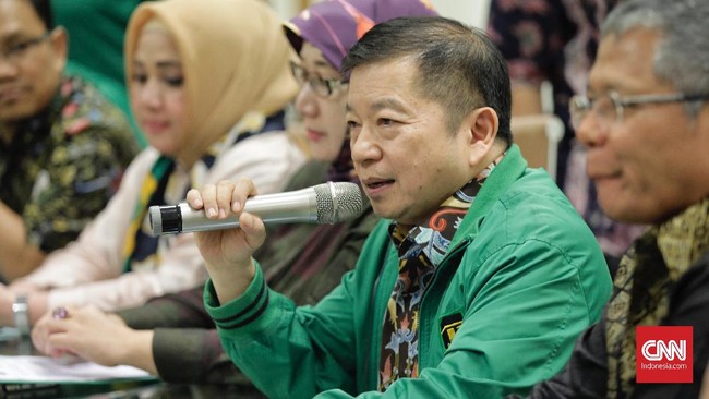 Plt Ketua Umum PPP Suharso Monoarfa menjelaskan istrinya, Nurhayati Effendi Monoarfa, sempat menjadi penumpang helikopter yang jatuh di Tasikmalaya