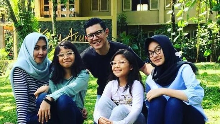 Alfito Deannova memiliki tiga anak yang semuanya mempunyai nama unik dan indah. Bisa ditiru nih Bun!