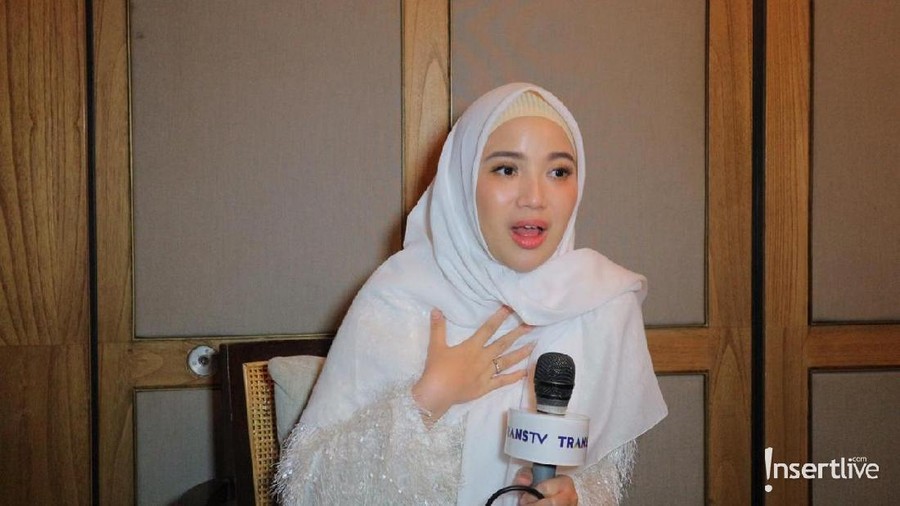 Chacha Frederica dan Jessica Iskandar Berseteru? Ketidakhadiran Chacha Frederica dalam pertunangan artis tersebut, menuai pertanyaan.