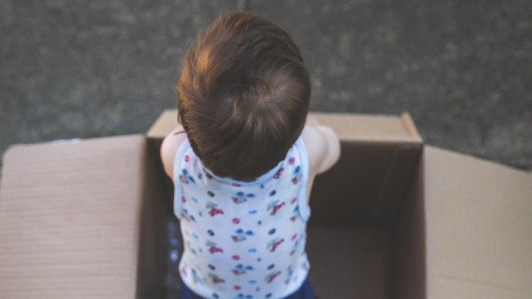 Bukan, ini bukan tentang produk pangan. Ini tentang seorang bayi, ibu, dan ya, kardus mi instan.