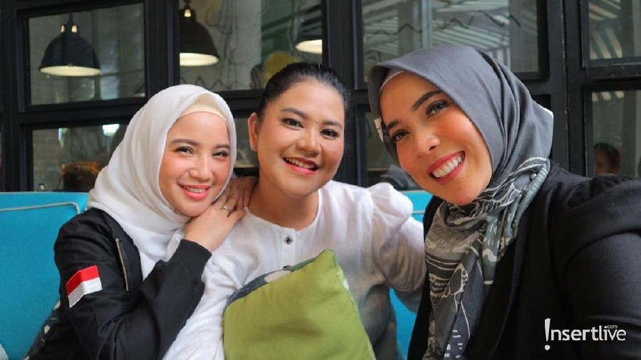 Chacha, Kahiyang Ayu, dan Fitri Tropica bercerita tentang dunia bisnis.