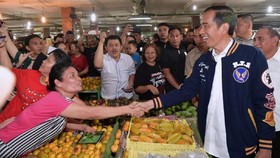 Saat Blusukan Bareng Ganjar, Jokowi Kaget Harga Tempe-Migor Naik