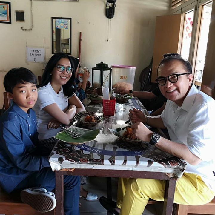 <p>Tak lupa dengan akarnya, begitu mengunjungi Indonesia, Tantowi mengajak si bungsu makan di sebuah rumah makan tradisional. (Foto: Instagram @tantowiyahyaofficial)</p>