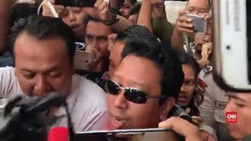 VIDEO: Gunakan Topi dan Rompi Tahanan, Romi Dipindah ke Rutan