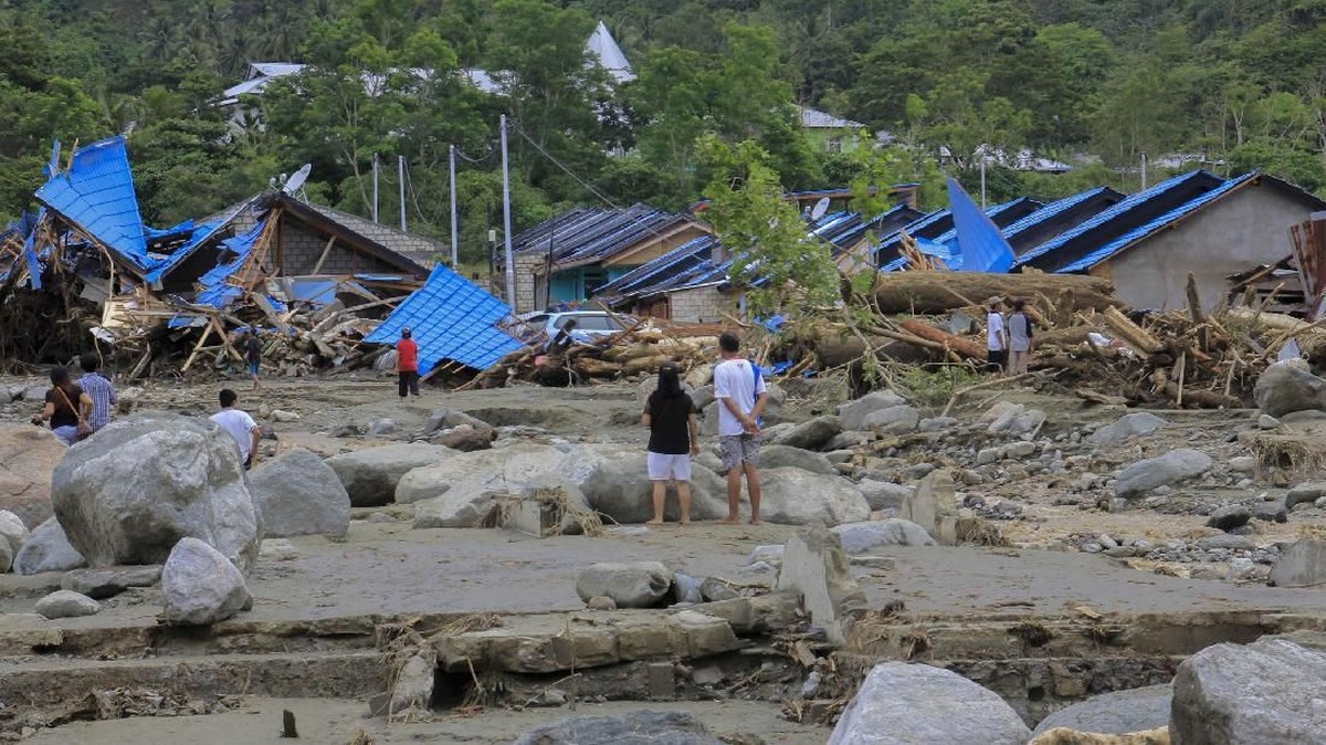 FOTO: Banjir Sapu Sentani, Seret Mobil Hingga Helikopter