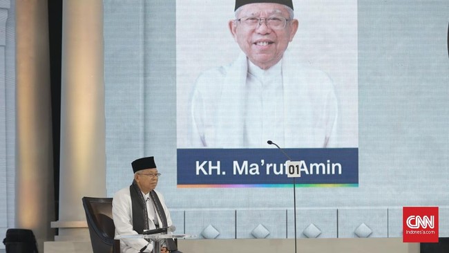 Selama debat cawapres pilpres 2019, Ma'ruf Amin tampak sibuk membaca sontekan, sementara Sandiaga Uno sibuk mencatat dan menggunakan tablet.